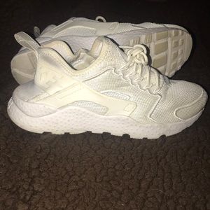 NIKE AIR HUARACHE SIZE 7